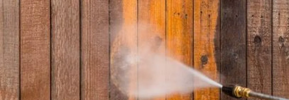 Holzzaun wird mit Hochdruckreiniger gereinigt